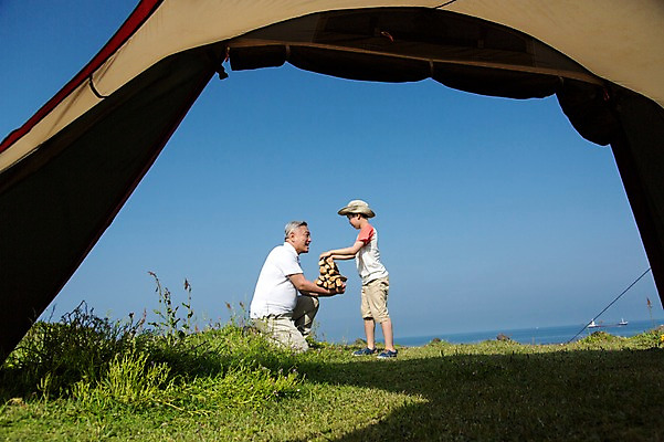 포토 JPG 주간 전신 식물 라이프스타일 할아버지 노년 남자 꽃 행복 어린이 바다 여행 가족 하늘 손자 한국 텐트 서기 미소 웃음 들기 사람 동양인 소년 잔디 초원 성인 야외 두명 옆모습 제주도 화목 다정 캠핑 한국인 가족라이프 풀 60대 무릎꿇기 장작 섭지코지 선박 남자만 국내포토 자연요소 감정 아시아 뷰포인트 컨셉 수상교통 관계 모션 레저 표정 캠핑도구 인종 생활 손주 파일형식