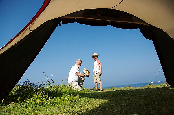 포토 JPG 주간 전신 식물 라이프스타일 할아버지 노년 남자 꽃 행복 어린이 여행 가족 하늘 손자 한국 텐트 서기 미소 웃음 들기 사람 동양인 소년 잔디 초원 성인 야외 두명 옆모습 제주도 화목 다정 캠핑 한국인 가족라이프 풀 60대 무릎꿇기 장작 섭지코지 남자만 국내포토 자연요소 감정 아시아 뷰포인트 컨셉 관계 모션 레저 표정 캠핑도구 인종 생활 손주 파일형식