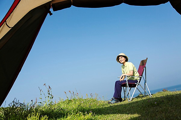 포토 JPG 주간 전신 식물 라이프스타일 여자 노년 꽃 행복 할머니 여행 의자 하늘 휴식 한국 텐트 한명 미소 웃음 사람 앉기 동양인 잔디 초원 야외 옆모습 제주도 화목 다정 캠핑 한국인 가족라이프 풀 60대 섭지코지 여자만 여자한명만 노인만 노인여자만 노인여자한명만 국내포토 자연요소 1 감정 아시아 뷰포인트 가구 컨셉 가족 모션 레저 표정 캠핑도구 인종 성인 생활 성인만 파일형식