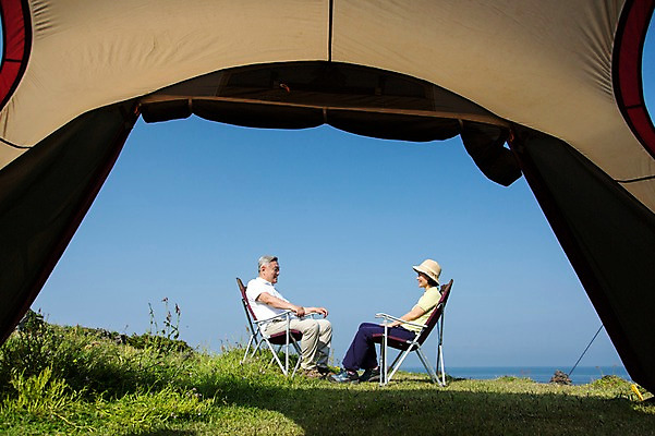 포토 JPG 주간 전신 식물 라이프스타일 부부 여자 할아버지 노년 남자 꽃 행복 할머니 여행 의자 하늘 한국 텐트 미소 웃음 사람 앉기 동양인 잔디 초원 성인 야외 두명 옆모습 실버라이프 제주도 마주보기 노부부 화목 다정 캠핑 한국인 풀 60대 섭지코지 노인만 성인만 국내포토 자연요소 커플 감정 아시아 뷰포인트 가구 컨셉 모션 레저 표정 캠핑도구 인종 생활 파일형식