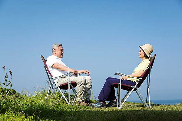 포토 JPG 주간 전신 식물 라이프스타일 부부 여자 할아버지 노년 남자 꽃 행복 할머니 여행 의자 하늘 한국 미소 웃음 사람 앉기 동양인 잔디 초원 성인 야외 두명 옆모습 실버라이프 제주도 마주보기 노부부 화목 다정 캠핑 한국인 풀 60대 섭지코지 노인만 국내포토 자연요소 커플 감정 아시아 뷰포인트 가구 컨셉 모션 레저 표정 인종 생활 성인만 파일형식