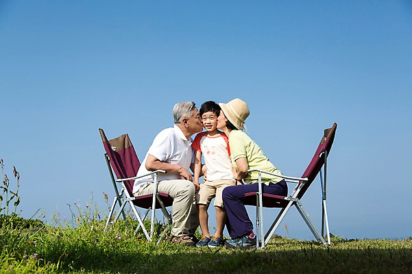 포토 JPG 주간 전신 식물 라이프스타일 여자 할아버지 노년 남자 꽃 행복 할머니 어린이 여행 의자 가족 하늘 손자 키스 한국 사람 앉기 동양인 소년 잔디 초원 성인 야외 앞모습 옆모습 세명 제주도 화목 다정 캠핑 한국인 가족라이프 풀 60대 섭지코지 국내포토 자연요소 감정 아시아 뷰포인트 가구 컨셉 관계 모션 레저 인종 생활 손주 애정표현 파일형식