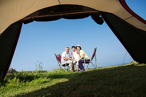 포토 JPG 주간 전신 식물 라이프스타일 여자 할아버지 노년 남자 행복 할머니 어린이 여행 의자 가족 하늘 손자 한국 텐트 미소 웃음 사람 앉기 동양인 소년 잔디 초원 성인 야외 앞모습 옆모습 세명 제주도 화목 다정 캠핑 한국인 가족라이프 풀 60대 섭지코지 국내포토 자연요소 감정 아시아 뷰포인트 가구 컨셉 관계 모션 레저 표정 캠핑도구 인종 생활 손주 파일형식