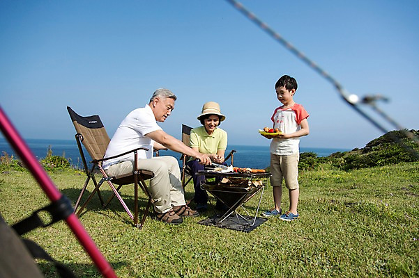 포토 JPG 주간 전신 식물 라이프스타일 접시 여자 할아버지 노년 남자 행복 할머니 어린이 음식 바다 여행 의자 가족 하늘 손자 한국 집게 텐트 요리 서기 미소 웃음 들기 사람 앉기 동양인 소년 잔디 초원 성인 야외 앞모습 옆모습 세명 제주도 버섯 화목 다정 캠핑 한국인 가족라이프 풀 소시지 꼬치 그릴 60대 장작 바비큐 섭지코지 취사 국내포토 자연요소 식기 감정 아시아 뷰포인트 가구 컨셉 관계 모션 주방용품 레저 표정 캠핑도구 인종 생활 가공식품 손주 요리중 파일형식