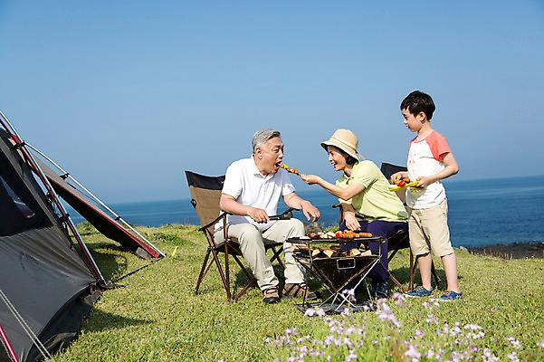 포토 JPG 주간 전신 식물 라이프스타일 접시 여자 할아버지 노년 남자 꽃 행복 할머니 어린이 음식 바다 여행 의자 가족 하늘 손자 한국 텐트 요리 서기 미소 웃음 들기 사람 앉기 동양인 소년 잔디 초원 성인 야외 세명 제주도 버섯 화목 다정 캠핑 한국인 가족라이프 풀 소시지 꼬치 그릴 60대 장작 바비큐 먹기 섭지코지 취사 국내포토 자연요소 식기 감정 아시아 가구 컨셉 관계 모션 주방용품 레저 표정 캠핑도구 인종 생활 가공식품 손주 요리중 파일형식