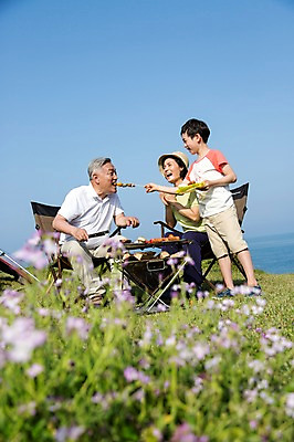 포토 JPG 주간 전신 식물 라이프스타일 여자 할아버지 노년 남자 꽃 행복 할머니 어린이 음식 바다 여행 의자 가족 하늘 손자 한국 텐트 요리 서기 미소 웃음 들기 사람 앉기 동양인 소녀 소년 잔디 초원 성인 야외 아웃포커스 세명 제주도 버섯 화목 다정 캠핑 한국인 가족라이프 풀 소시지 꼬치 그릴 60대 장작 바비큐 섭지코지 취사 국내포토 자연요소 감정 아시아 가구 컨셉 관계 모션 주방용품 레저 촬영기법 표정 캠핑도구 인종 생활 가공식품 손주 요리중 파일형식
