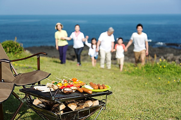 포토 JPG 주간 전신 식물 라이프스타일 여자 할아버지 노년 남자 딸 행복 아들 할머니 어린이 음식 바다 여행 포즈 의자 가족 모션 엄마 손자 손녀 대가족 한국 집게 요리 서기 사람 동양인 소녀 소년 잔디 초원 여러명 성인 야외 앞모습 아웃포커스 30대 부모 제주도 걷기 손잡기 버섯 화목 다정 캠핑 한국인 돌_바위 바위 자녀 가족라이프 풀 소시지 꼬치 아빠 그릴 60대 장작 바비큐 6인가족 섭지코지 취사 국내포토 자연요소 감정 아시아 뷰포인트 가구 다수 컨셉 관계 주방용품 레저 촬영기법 인종 생활 장년 가공식품 손주 요리중 파일형식