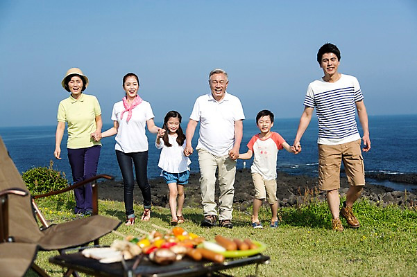 포토 JPG 주간 전신 식물 라이프스타일 여자 할아버지 노년 남자 딸 행복 아들 할머니 어린이 음식 바다 여행 포즈 의자 가족 모션 하늘 엄마 손자 손녀 대가족 한국 집게 요리 서기 미소 웃음 사람 동양인 소녀 소년 잔디 초원 여러명 성인 야외 앞모습 아웃포커스 30대 부모 제주도 걷기 손잡기 버섯 화목 다정 캠핑 한국인 돌_바위 바위 자녀 가족라이프 풀 소시지 꼬치 아빠 그릴 60대 6인가족 섭지코지 국내포토 자연요소 감정 아시아 뷰포인트 가구 다수 컨셉 관계 주방용품 레저 촬영기법 표정 인종 생활 장년 가공식품 손주 파일형식