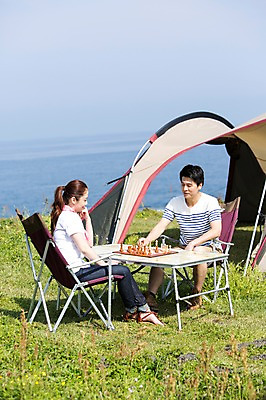 포토 JPG 주간 전신 식물 라이프스타일 부부 여자 남자 행복 바다 여행 의자 놀이 탁자 하늘 엄마 한국 텐트 사람 앉기 동양인 잔디 초원 성인 야외 두명 30대 부모 제주도 화목 다정 캠핑 한국인 가족라이프 풀 아빠 체스 섭지코지 장년만 성인만 국내포토 자연요소 커플 감정 아시아 가구 컨셉 가족 모션 레저 캠핑도구 인종 생활 장년 파일형식