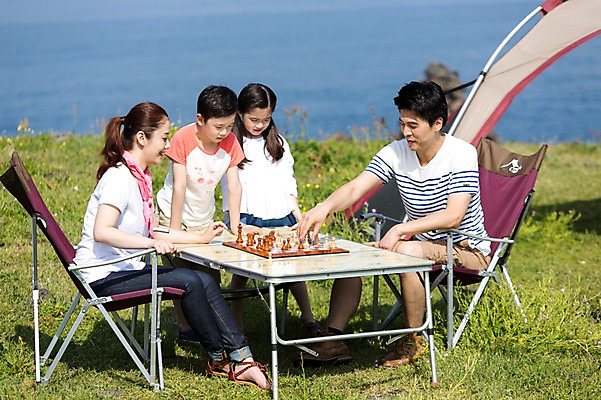 포토 JPG 주간 전신 식물 라이프스타일 여자 남자 딸 행복 아들 어린이 바다 여행 의자 가족 놀이 탁자 엄마 한국 텐트 서기 미소 웃음 사람 앉기 동양인 소녀 소년 잔디 초원 여러명 성인 야외 30대 부모 제주도 화목 다정 캠핑 한국인 자녀 가족라이프 풀 아빠 체스 섭지코지 국내포토 자연요소 감정 아시아 가구 다수 컨셉 관계 모션 레저 표정 캠핑도구 인종 생활 장년 파일형식