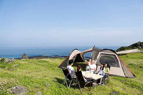 포토 JPG 주간 전신 식물 라이프스타일 여자 할아버지 노년 남자 딸 행복 아들 할머니 어린이 바다 여행 의자 가족 안기 탁자 하늘 엄마 손자 손녀 대가족 한국 텐트 서기 미소 웃음 사람 앉기 동양인 소녀 소년 잔디 초원 여러명 상반신 성인 야외 30대 부모 제주도 화목 다정 캠핑 한국인 돌_바위 바위 자녀 가족라이프 풀 아빠 60대 6인가족 섭지코지 국내포토 자연요소 감정 아시아 가구 다수 컨셉 관계 모션 레저 표정 캠핑도구 인종 생활 장년 손주 파일형식