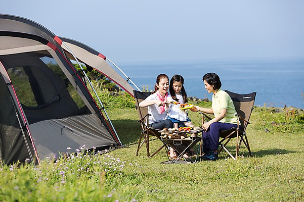 포토 JPG 주간 전신 식물 라이프스타일 접시 여자 노년 딸 행복 할머니 어린이 음식 바다 여행 의자 가족 하늘 모녀 엄마 손녀 한국 집게 텐트 요리 미소 웃음 들기 사람 앉기 동양인 소녀 잔디 초원 성인 야외 세명 30대 부모 제주도 버섯 화목 다정 캠핑 한국인 자녀 가족라이프 풀 소시지 꼬치 그릴 60대 장작 바비큐 섭지코지 취사 여자만 국내포토 자연요소 식기 감정 아시아 가구 컨셉 관계 모션 주방용품 레저 표정 캠핑도구 인종 생활 장년 가공식품 손주 요리중 파일형식