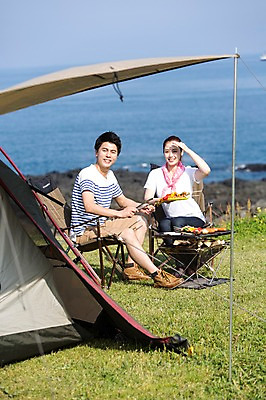 포토 JPG 주간 전신 식물 라이프스타일 접시 부부 여자 남자 행복 음식 바다 여행 의자 엄마 한국 집게 텐트 요리 미소 웃음 들기 사람 앉기 동양인 잔디 초원 성인 야외 두명 앞모습 옆모습 아웃포커스 30대 부모 제주도 버섯 화목 다정 캠핑 한국인 돌_바위 가족라이프 풀 소시지 꼬치 아빠 그릴 장작 바비큐 섭지코지 취사 장년만 국내포토 자연요소 식기 커플 감정 아시아 뷰포인트 가구 컨셉 가족 모션 주방용품 레저 촬영기법 표정 캠핑도구 인종 생활 장년 가공식품 요리중 성인만 파일형식