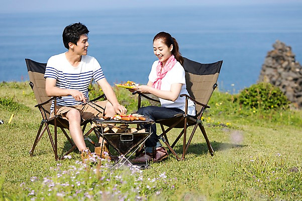 포토 JPG 주간 전신 식물 라이프스타일 접시 부부 여자 남자 꽃 행복 음식 바다 여행 의자 엄마 한국 집게 요리 미소 웃음 들기 사람 앉기 동양인 잔디 초원 성인 야외 두명 앞모습 옆모습 아웃포커스 30대 부모 제주도 버섯 화목 다정 캠핑 한국인 돌_바위 가족라이프 풀 소시지 꼬치 아빠 그릴 장작 바비큐 섭지코지 취사 장년만 국내포토 자연요소 식기 커플 감정 아시아 뷰포인트 가구 컨셉 가족 모션 주방용품 레저 촬영기법 표정 인종 생활 장년 가공식품 요리중 성인만 파일형식