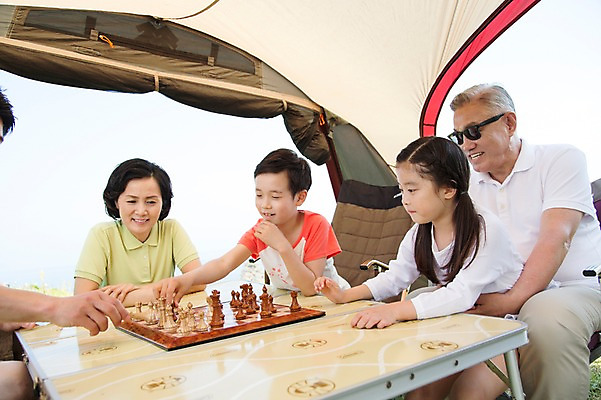 포토 JPG 주간 라이프스타일 여자 할아버지 노년 남자 행복 할머니 어린이 여행 의자 가족 놀이 탁자 손자 손녀 대가족 한국 텐트 미소 웃음 사람 앉기 동양인 소녀 소년 여러명 상반신 성인 야외 제주도 화목 다정 캠핑 한국인 가족라이프 체스 60대 섭지코지 국내포토 자연요소 감정 아시아 가구 다수 컨셉 관계 모션 레저 표정 캠핑도구 인종 생활 손주 파일형식