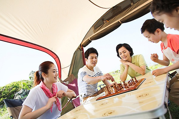 포토 JPG 주간 나무 식물 라이프스타일 여자 노년 남자 딸 행복 아들 할머니 어린이 여행 의자 가족 놀이 탁자 엄마 손자 손녀 대가족 한국 텐트 미소 웃음 사람 앉기 동양인 소녀 소년 여러명 상반신 성인 야외 30대 부모 제주도 화목 다정 캠핑 한국인 자녀 가족라이프 아빠 체스 60대 섭지코지 국내포토 자연요소 감정 아시아 가구 다수 컨셉 관계 모션 레저 표정 캠핑도구 인종 생활 장년 손주 파일형식