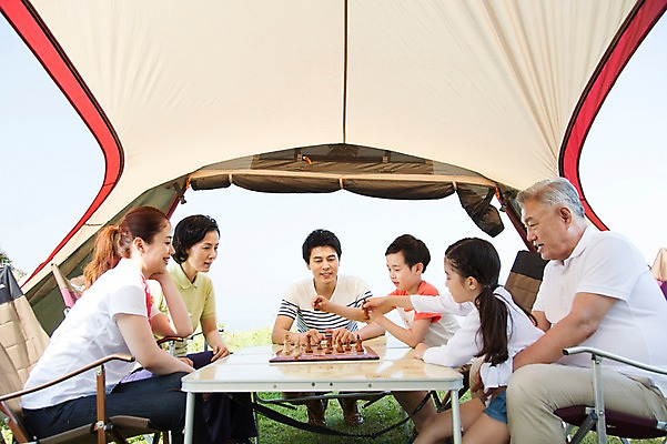 포토 JPG 주간 전신 식물 라이프스타일 여자 할아버지 노년 남자 딸 행복 아들 할머니 어린이 여행 의자 가족 놀이 탁자 엄마 손자 손녀 대가족 한국 텐트 미소 웃음 사람 앉기 동양인 소녀 소년 잔디 여러명 상반신 성인 야외 앞모습 옆모습 30대 부모 제주도 화목 다정 캠핑 한국인 자녀 가족라이프 아빠 체스 60대 6인가족 섭지코지 국내포토 자연요소 감정 아시아 뷰포인트 가구 다수 컨셉 관계 모션 레저 표정 캠핑도구 인종 생활 장년 손주 파일형식