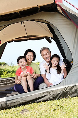 포토 JPG 주간 식물 라이프스타일 여자 할아버지 노년 남자 행복 할머니 어린이 여행 가족 손자 손녀 대가족 한국 텐트 미소 웃음 사람 앉기 동양인 손짓 소녀 소년 잔디 초원 여러명 상반신 성인 야외 앞모습 제주도 화목 다정 캠핑 한국인 가족라이프 풀 60대 섭지코지 국내포토 자연요소 감정 아시아 뷰포인트 다수 컨셉 관계 모션 레저 표정 캠핑도구 인종 생활 손주 파일형식