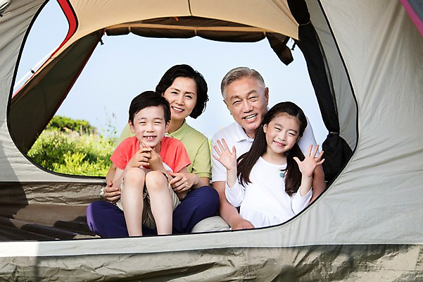 포토 JPG 주간 식물 라이프스타일 여자 할아버지 노년 남자 행복 할머니 어린이 여행 가족 손자 손녀 대가족 한국 텐트 미소 웃음 사람 앉기 동양인 손짓 소녀 소년 잔디 여러명 상반신 성인 야외 앞모습 제주도 화목 다정 캠핑 한국인 가족라이프 60대 섭지코지 국내포토 자연요소 감정 아시아 뷰포인트 다수 컨셉 관계 모션 레저 표정 캠핑도구 인종 생활 손주 파일형식