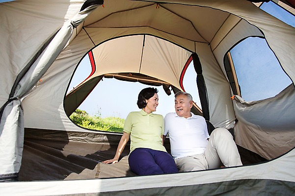 포토 JPG 주간 식물 라이프스타일 부부 여자 할아버지 노년 남자 행복 할머니 여행 한국 텐트 미소 웃음 사람 앉기 동양인 잔디 상반신 성인 야외 두명 앞모습 실버라이프 제주도 마주보기 노부부 화목 다정 캠핑 한국인 60대 섭지코지 노인만 국내포토 자연요소 커플 감정 아시아 뷰포인트 컨셉 모션 레저 표정 캠핑도구 인종 생활 성인만 파일형식