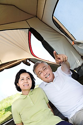 포토 JPG 주간 식물 라이프스타일 부부 응시 여자 할아버지 노년 남자 행복 할머니 여행 한국 텐트 미소 웃음 사람 앉기 동양인 손짓 잔디 상반신 성인 야외 두명 앞모습 실버라이프 제주도 노부부 화목 다정 캠핑 한국인 가리킴 60대 섭지코지 노인만 국내포토 자연요소 커플 시선 감정 아시아 뷰포인트 컨셉 모션 레저 표정 캠핑도구 인종 생활 성인만 파일형식