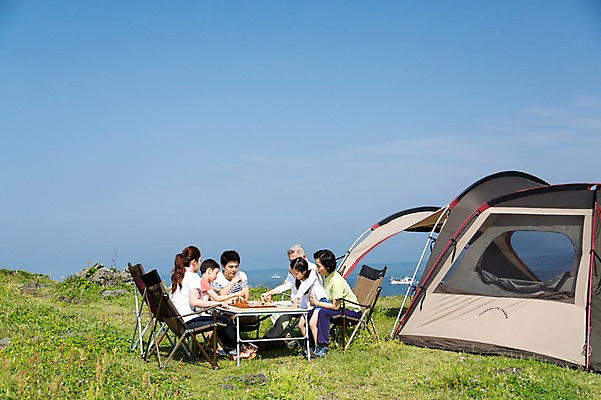 포토 JPG 주간 전신 식물 라이프스타일 여자 할아버지 노년 남자 딸 행복 아들 할머니 어린이 바다 여행 의자 가족 놀이 탁자 하늘 엄마 손자 손녀 대가족 한국 텐트 사람 앉기 동양인 소녀 소년 잔디 초원 여러명 성인 야외 옆모습 30대 부모 제주도 화목 다정 캠핑 한국인 자녀 가족라이프 풀 아빠 체스 60대 6인가족 섭지코지 선박 국내포토 자연요소 감정 아시아 뷰포인트 가구 다수 컨셉 수상교통 관계 모션 레저 캠핑도구 인종 생활 장년 손주 파일형식