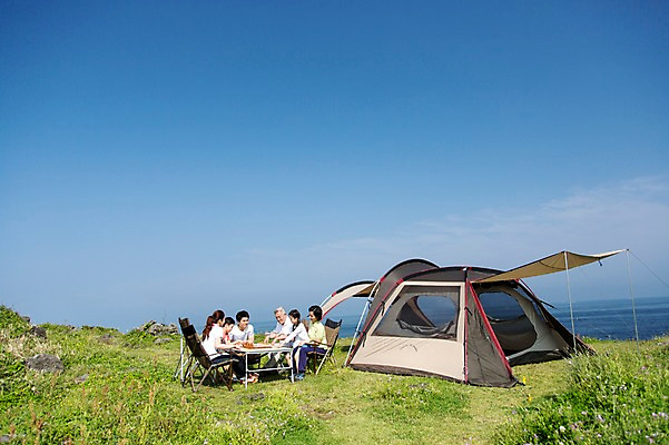포토 JPG 주간 전신 식물 라이프스타일 여자 할아버지 노년 남자 딸 행복 아들 할머니 어린이 바다 여행 의자 가족 놀이 탁자 하늘 엄마 손자 손녀 대가족 한국 텐트 미소 웃음 사람 앉기 동양인 소녀 소년 잔디 초원 여러명 성인 야외 30대 부모 제주도 화목 다정 캠핑 한국인 자녀 가족라이프 풀 아빠 체스 60대 6인가족 섭지코지 국내포토 자연요소 감정 아시아 가구 다수 컨셉 관계 모션 레저 표정 캠핑도구 인종 생활 장년 손주 파일형식