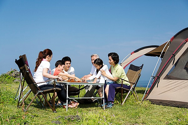 포토 JPG 주간 전신 식물 라이프스타일 여자 할아버지 노년 남자 딸 행복 아들 할머니 어린이 여행 의자 가족 놀이 탁자 하늘 엄마 손자 손녀 대가족 한국 텐트 미소 웃음 사람 앉기 동양인 소녀 소년 잔디 초원 여러명 성인 야외 옆모습 30대 부모 제주도 화목 다정 캠핑 한국인 자녀 가족라이프 풀 아빠 체스 60대 6인가족 섭지코지 국내포토 자연요소 감정 아시아 뷰포인트 가구 다수 컨셉 관계 모션 레저 표정 캠핑도구 인종 생활 장년 손주 파일형식