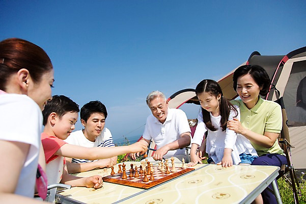 포토 JPG 주간 식물 라이프스타일 여자 할아버지 노년 남자 딸 행복 아들 할머니 어린이 여행 의자 가족 놀이 탁자 하늘 엄마 손자 손녀 대가족 한국 텐트 미소 웃음 사람 앉기 동양인 소녀 소년 잔디 여러명 상반신 성인 야외 30대 부모 제주도 화목 다정 캠핑 한국인 자녀 가족라이프 아빠 체스 60대 6인가족 섭지코지 국내포토 자연요소 감정 아시아 가구 다수 컨셉 관계 모션 레저 표정 캠핑도구 인종 생활 장년 손주 파일형식