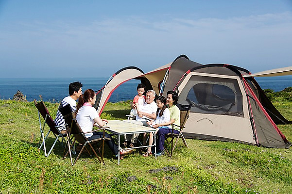 포토 JPG 주간 전신 식물 라이프스타일 여자 할아버지 노년 남자 딸 행복 아들 할머니 어린이 바다 여행 의자 가족 안기 탁자 하늘 엄마 손자 손녀 대가족 한국 텐트 서기 미소 웃음 사람 앉기 동양인 소녀 소년 잔디 초원 여러명 상반신 성인 야외 30대 부모 제주도 마주보기 화목 다정 캠핑 한국인 자녀 가족라이프 풀 아빠 60대 6인가족 섭지코지 국내포토 자연요소 감정 아시아 가구 다수 컨셉 관계 모션 레저 표정 캠핑도구 인종 생활 장년 손주 파일형식