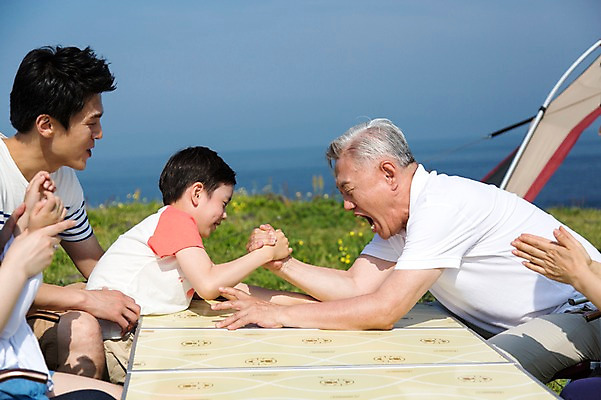 포토 JPG 주간 식물 라이프스타일 할아버지 노년 남자 행복 아들 어린이 여행 가족 응원 놀이 탁자 하늘 손자 대가족 한국 텐트 사람 앉기 동양인 손짓 소년 잔디 초원 여러명 상반신 성인 야외 옆모습 30대 부모 제주도 화목 다정 캠핑 한국인 자녀 가족라이프 풀 아빠 60대 섭지코지 팔씨름 남자만 국내포토 자연요소 감정 아시아 뷰포인트 가구 다수 컨셉 관계 모션 레저 캠핑도구 인종 생활 장년 손주 파일형식