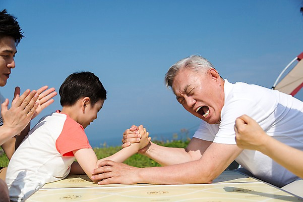 포토 JPG 주간 식물 라이프스타일 손 할아버지 노년 남자 행복 아들 어린이 여행 가족 응원 놀이 탁자 하늘 손자 대가족 한국 텐트 사람 앉기 동양인 소년 잔디 여러명 상반신 성인 야외 옆모습 신체부위 30대 부모 제주도 화목 다정 주먹 캠핑 한국인 자녀 가족라이프 아빠 60대 섭지코지 팔씨름 국내포토 자연요소 감정 아시아 뷰포인트 가구 다수 컨셉 관계 모션 레저 캠핑도구 인종 생활 장년 손주 파일형식
