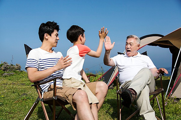 포토 JPG 주간 식물 라이프스타일 할아버지 노년 남자 행복 아들 어린이 여행 의자 가족 하늘 손자 대가족 한국 텐트 사람 앉기 동양인 소년 잔디 초원 상반신 성인 야외 앞모습 세명 30대 부모 제주도 화목 다정 캠핑 한국인 자녀 가족라이프 풀 아빠 60대 하이파이브 섭지코지 부자지간 남자만 국내포토 자연요소 감정 아시아 뷰포인트 가구 컨셉 관계 모션 레저 캠핑도구 인종 손짓 생활 장년 손주 파일형식