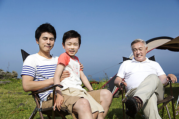 포토 JPG 주간 식물 라이프스타일 할아버지 노년 남자 행복 아들 어린이 여행 의자 가족 하늘 손자 대가족 한국 텐트 미소 웃음 사람 앉기 동양인 소년 잔디 초원 상반신 성인 야외 앞모습 옆모습 세명 30대 부모 제주도 화목 다정 캠핑 한국인 자녀 가족라이프 풀 아빠 60대 섭지코지 부자지간 남자만 국내포토 자연요소 감정 아시아 뷰포인트 가구 컨셉 관계 모션 레저 표정 캠핑도구 인종 생활 장년 손주 파일형식