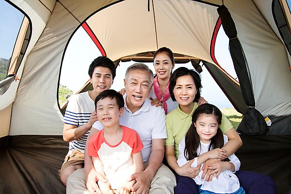포토 JPG 주간 라이프스타일 여자 할아버지 노년 남자 딸 행복 아들 할머니 어린이 여행 가족 안기 엄마 손자 손녀 대가족 한국 텐트 미소 웃음 사람 앉기 동양인 소녀 소년 여러명 상반신 성인 야외 앞모습 30대 부모 제주도 화목 다정 캠핑 한국인 자녀 가족라이프 아빠 60대 6인가족 섭지코지 국내포토 자연요소 감정 아시아 뷰포인트 다수 컨셉 관계 모션 레저 표정 캠핑도구 인종 생활 장년 손주 파일형식