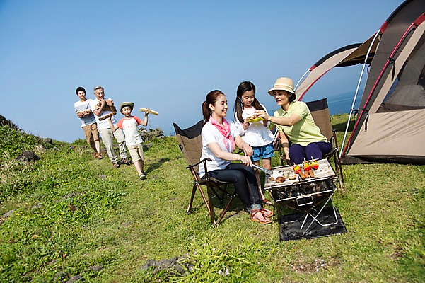 포토 JPG 주간 전신 식물 라이프스타일 접시 여자 할아버지 노년 남자 딸 행복 아들 할머니 어린이 음식 여행 의자 가족 하늘 엄마 손자 손녀 대가족 한국 집게 텐트 요리 서기 미소 웃음 들기 사람 앉기 동양인 소녀 소년 잔디 초원 여러명 성인 야외 앞모습 30대 부모 제주도 버섯 화목 다정 캠핑 한국인 자녀 가족라이프 풀 소시지 꼬치 아빠 그릴 60대 장작 바비큐 6인가족 섭지코지 취사 토막 국내포토 자연요소 식기 감정 아시아 뷰포인트 가구 다수 컨셉 관계 모션 주방용품 레저 표정 캠핑도구 인종 생활 장년 가공식품 손주 요리중 파일형식