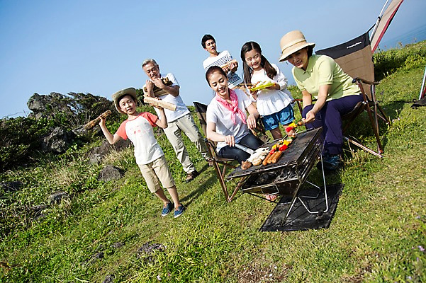 포토 JPG 주간 전신 식물 라이프스타일 접시 여자 할아버지 노년 남자 딸 행복 아들 할머니 어린이 음식 여행 의자 가족 하늘 엄마 손자 손녀 대가족 한국 집게 텐트 요리 서기 미소 웃음 들기 사람 앉기 동양인 소녀 소년 잔디 초원 여러명 성인 야외 앞모습 30대 부모 제주도 버섯 화목 다정 캠핑 한국인 자녀 가족라이프 풀 소시지 꼬치 아빠 그릴 60대 장작 바비큐 6인가족 섭지코지 취사 토막 국내포토 자연요소 식기 감정 아시아 뷰포인트 가구 다수 컨셉 관계 모션 주방용품 레저 표정 캠핑도구 인종 생활 장년 가공식품 손주 요리중 파일형식