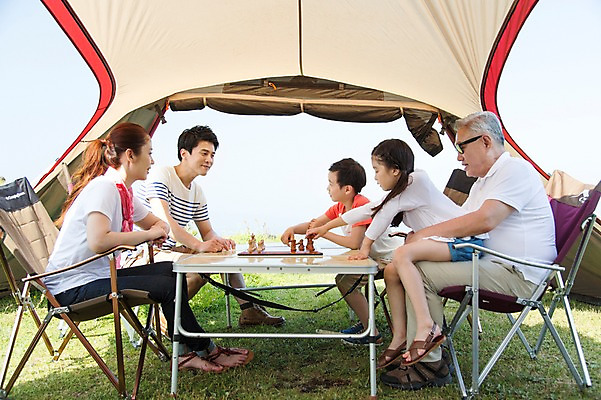 포토 JPG 주간 전신 라이프스타일 여자 할아버지 노년 남자 딸 행복 아들 어린이 여행 의자 가족 놀이 탁자 엄마 손자 손녀 대가족 한국 텐트 미소 웃음 사람 앉기 동양인 소녀 소년 잔디 초원 여러명 성인 야외 옆모습 30대 부모 제주도 화목 다정 캠핑 한국인 자녀 가족라이프 풀 아빠 체스 60대 섭지코지 국내포토 자연요소 식물 감정 아시아 뷰포인트 가구 다수 컨셉 관계 모션 레저 표정 캠핑도구 인종 생활 장년 손주 파일형식