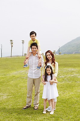 포토 JPG 주간 전신 나무 식물 라이프스타일 공원 여자 남자 딸 행복 아들 어린이 포즈 가족 안기 모션 하늘 엄마 산 한국 서기 미소 웃음 사람 동양인 소녀 소년 잔디 초원 여러명 성인 야외 앞모습 30대 부모 제주도 화목 다정 산책 한국인 자녀 가족라이프 풀 목말 아빠 상쾌 국내포토 자연요소 공공시설 감정 아시아 뷰포인트 다수 컨셉 관계 휴식 표정 인종 생활 장년 파일형식