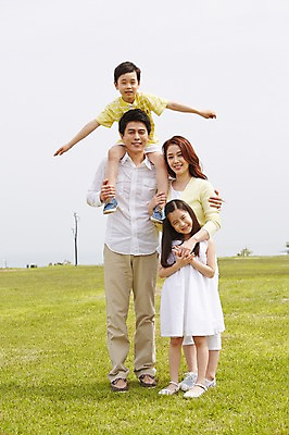 포토 JPG 주간 전신 식물 라이프스타일 공원 여자 남자 딸 행복 아들 어린이 포즈 가족 안기 모션 하늘 엄마 팔벌리기 한국 서기 미소 웃음 사람 동양인 소녀 소년 잔디 초원 여러명 성인 야외 앞모습 30대 부모 제주도 손잡기 화목 다정 산책 한국인 자녀 가족라이프 풀 목말 아빠 상쾌 국내포토 자연요소 공공시설 감정 아시아 뷰포인트 다수 컨셉 관계 휴식 표정 인종 생활 장년 파일형식