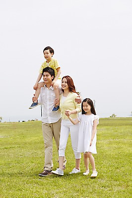 포토 JPG 주간 전신 식물 라이프스타일 응시 공원 여자 남자 딸 행복 아들 어린이 포즈 가족 모션 하늘 엄마 한국 서기 미소 웃음 사람 동양인 소녀 소년 잔디 초원 여러명 성인 야외 30대 부모 제주도 손잡기 화목 다정 산책 한국인 자녀 가족라이프 풀 목말 아빠 상쾌 국내포토 자연요소 시선 공공시설 감정 아시아 다수 컨셉 관계 휴식 표정 인종 생활 장년 파일형식