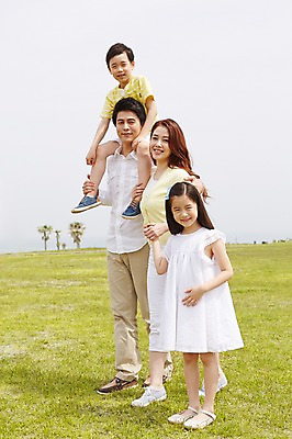 포토 JPG 주간 전신 나무 식물 라이프스타일 공원 여자 남자 딸 행복 아들 어린이 가족 하늘 엄마 한국 서기 미소 웃음 사람 동양인 소녀 소년 잔디 초원 여러명 성인 야외 30대 부모 제주도 손잡기 화목 다정 산책 한국인 자녀 가족라이프 풀 목말 아빠 상쾌 국내포토 자연요소 공공시설 감정 아시아 다수 컨셉 관계 모션 휴식 표정 인종 생활 장년 파일형식