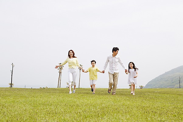 포토 JPG 주간 전신 나무 식물 라이프스타일 공원 여자 남자 딸 행복 아들 어린이 포즈 가족 모션 하늘 엄마 산 한국 서기 미소 웃음 사람 동양인 소녀 소년 잔디 초원 여러명 성인 야외 앞모습 30대 부모 달리기 제주도 걷기 손잡기 화목 다정 산책 한국인 자녀 가족라이프 풀 아빠 상쾌 국내포토 자연요소 공공시설 감정 아시아 뷰포인트 다수 컨셉 관계 휴식 표정 인종 생활 장년 파일형식