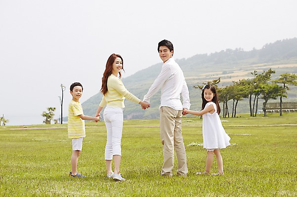 포토 JPG 주간 전신 나무 식물 라이프스타일 공원 여자 남자 딸 행복 아들 어린이 가족 하늘 엄마 한국 서기 미소 웃음 사람 동양인 소녀 소년 잔디 초원 여러명 성인 야외 옆모습 뒷모습 30대 부모 제주도 손잡기 화목 다정 산책 한국인 자녀 가족라이프 풀 뒤돌아보기 아빠 상쾌 국내포토 자연요소 공공시설 감정 아시아 뷰포인트 다수 컨셉 관계 모션 휴식 표정 인종 생활 장년 파일형식