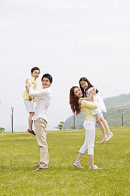포토 JPG 주간 전신 나무 식물 라이프스타일 공원 여자 남자 딸 행복 아들 어린이 포즈 가족 안기 모션 하늘 엄마 산 한국 서기 미소 웃음 사람 동양인 소녀 소년 잔디 초원 여러명 성인 야외 옆모습 30대 부모 제주도 화목 다정 산책 한국인 자녀 가족라이프 풀 아빠 상쾌 국내포토 자연요소 공공시설 감정 아시아 뷰포인트 다수 컨셉 관계 휴식 표정 인종 생활 장년 파일형식