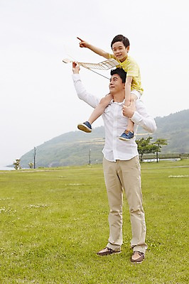 포토 JPG 주간 전신 나무 식물 라이프스타일 남자 행복 아들 어린이 가족 놀이 하늘 산 비행기 한국 서기 미소 웃음 들기 사람 동양인 손짓 소년 잔디 초원 성인 야외 두명 30대 부모 제주도 화목 다정 한국인 자녀 가리킴 가족라이프 풀 목말 아빠 상쾌 글라이더 비행기모형 부자지간 남자만 국내포토 자연요소 감정 아시아 컨셉 관계 항공교통 모션 대중교통 표정 인종 생활 장년 모형 파일형식