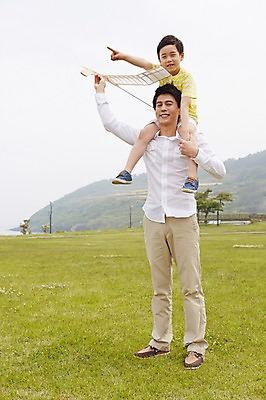 포토 JPG 주간 전신 나무 식물 라이프스타일 남자 행복 아들 어린이 가족 놀이 하늘 산 비행기 한국 서기 미소 웃음 들기 사람 동양인 손짓 소년 잔디 초원 성인 야외 두명 앞모습 30대 부모 제주도 화목 다정 한국인 자녀 가리킴 가족라이프 풀 목말 아빠 상쾌 글라이더 비행기모형 부자지간 남자만 국내포토 자연요소 감정 아시아 뷰포인트 컨셉 관계 항공교통 모션 대중교통 표정 인종 생활 장년 모형 파일형식