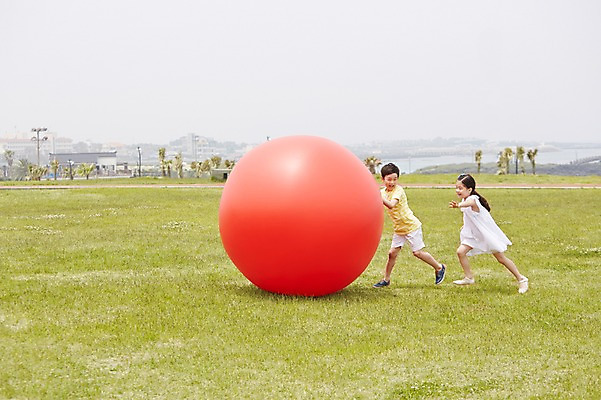 포토 JPG 주간 전신 나무 식물 라이프스타일 공원 여자 남자 딸 행복 어린이라이프 아들 어린이 바다 포즈 공 가족 모션 놀이 하늘 한국 미소 웃음 사람 동양인 소녀 소년 잔디 초원 야외 두명 옆모습 달리기 제주도 화목 다정 한국인 자녀 풀 상쾌 굴리기 어린이만 국내포토 자연요소 공공시설 감정 아시아 뷰포인트 컨셉 관계 표정 인종 생활 파일형식