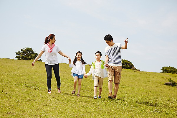 포토 JPG 주간 전신 나무 식물 라이프스타일 공원 여자 남자 딸 행복 아들 어린이 가족 하늘 엄마 한국 서기 미소 웃음 사람 동양인 손짓 소녀 소년 잔디 초원 여러명 성인 야외 앞모습 30대 부모 제주도 걷기 손잡기 화목 다정 산책 한국인 자녀 가리킴 가족라이프 풀 아빠 상쾌 국내포토 자연요소 공공시설 감정 아시아 뷰포인트 다수 컨셉 관계 모션 휴식 표정 인종 생활 장년 파일형식