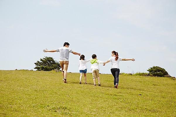 포토 JPG 주간 전신 나무 식물 라이프스타일 공원 여자 남자 딸 행복 아들 어린이 포즈 가족 모션 하늘 엄마 팔벌리기 한국 서기 사람 동양인 소녀 소년 잔디 초원 여러명 성인 야외 뒷모습 30대 부모 제주도 걷기 화목 다정 산책 한국인 자녀 가족라이프 풀 아빠 상쾌 국내포토 자연요소 공공시설 감정 아시아 뷰포인트 다수 컨셉 관계 휴식 인종 생활 장년 파일형식
